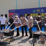 Sidoarjo Musnahkan 9 Juta Rokok Ilegal Bernilai Rp13,5 M Pemusnahan 9.096.760 batang rokok ilegal di Sentra Industri Hasil Tembakau (SIHT) Desa Candipari, Porong, Sidoarjo, Rabu (24/6/26). (FT/Iqb)