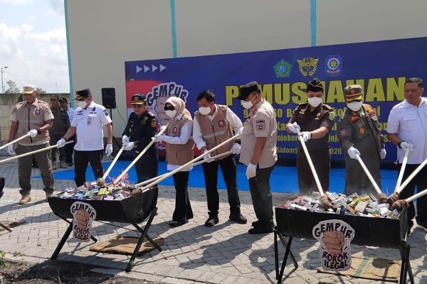 Pemusnahan 9.096.760 batang rokok ilegal di Sentra Industri Hasil Tembakau (SIHT) Desa Candipari, Porong, Sidoarjo, Rabu (24/6/26). (FT/Iqb)