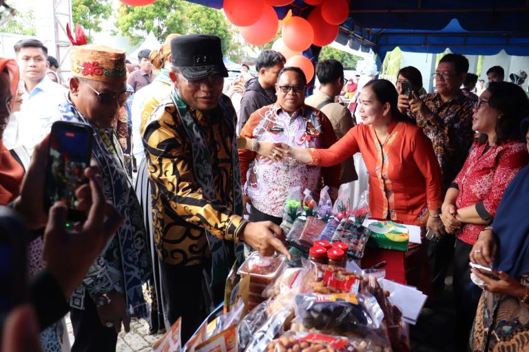 Batik Wakaroros Kutim Diborong Gubernur di Harganas