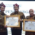 Bupati Sidoarjo H. Subandi menerima penghargaan dari Kemendukbangga/BKKBN) pada puncak peringatan Harganas) ke-33 Tahun 2026 di Pendopo Agung Kabupaten Malang, Rabu (29/7/2026). (Foto: Diskominfo Sidoarjo)
