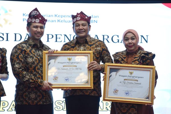 Bupati Sidoarjo H. Subandi menerima penghargaan dari Kemendukbangga/BKKBN) pada puncak peringatan Harganas) ke-33 Tahun 2026 di Pendopo Agung Kabupaten Malang, Rabu (29/7/2026). (Foto: Diskominfo Sidoarjo)
