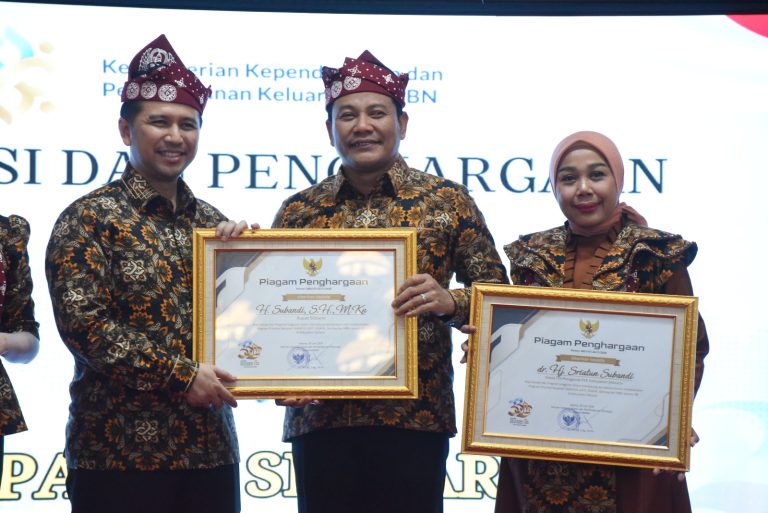 Bupati Sidoarjo H. Subandi menerima penghargaan dari Kemendukbangga/BKKBN) pada puncak peringatan Harganas) ke-33 Tahun 2026 di Pendopo Agung Kabupaten Malang, Rabu (29/7/2026). (Foto: Diskominfo Sidoarjo)