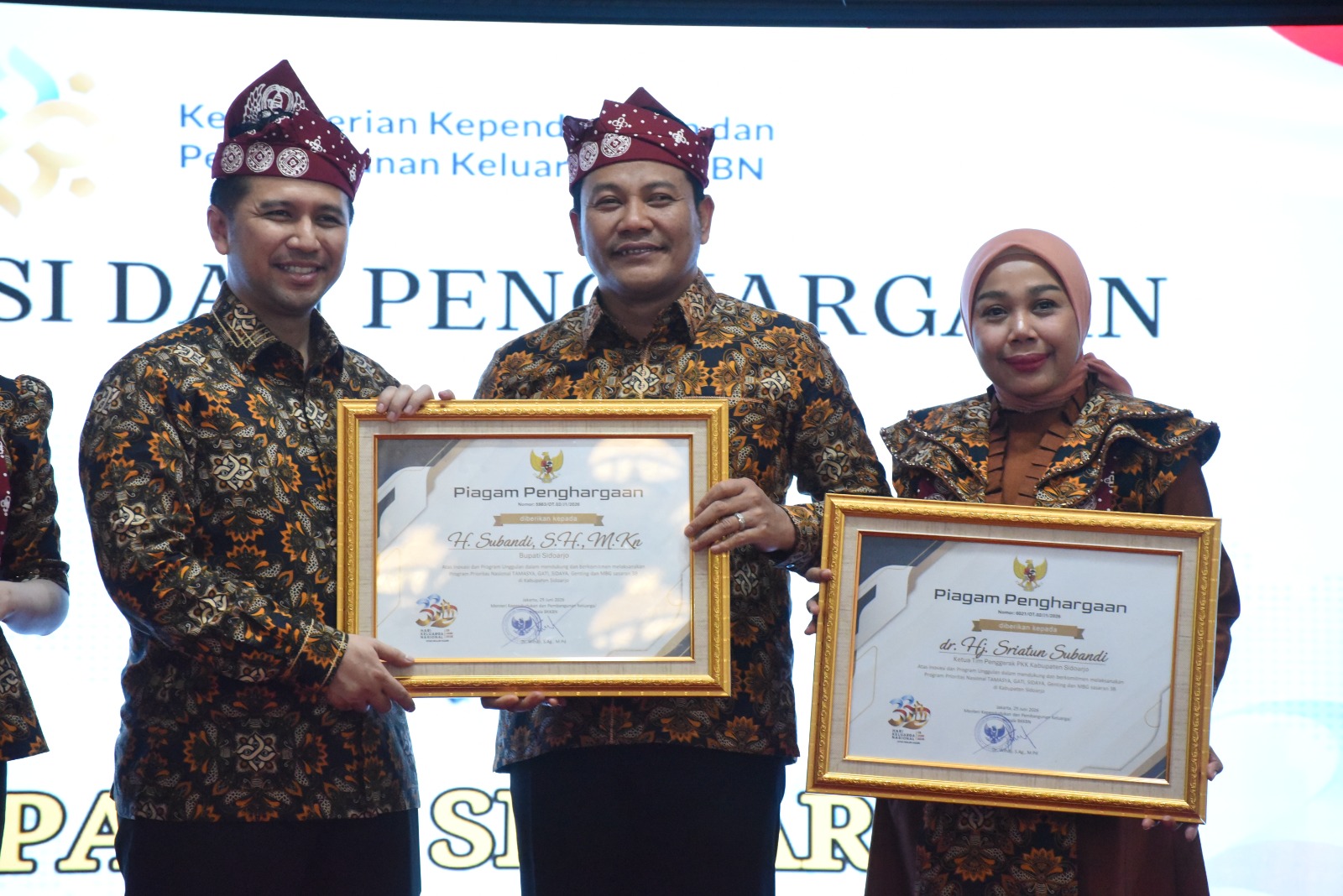 Bupati Sidoarjo H. Subandi menerima penghargaan dari Kemendukbangga/BKKBN) pada puncak peringatan Harganas) ke-33 Tahun 2026 di Pendopo Agung Kabupaten Malang, Rabu (29/7/2026). (Foto: Diskominfo Sidoarjo)