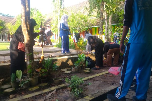 Suasana Jumat Bersih di SMA 1 Sangatta Utara, Jumat (31/7/2026) (dok.GOnews.id)