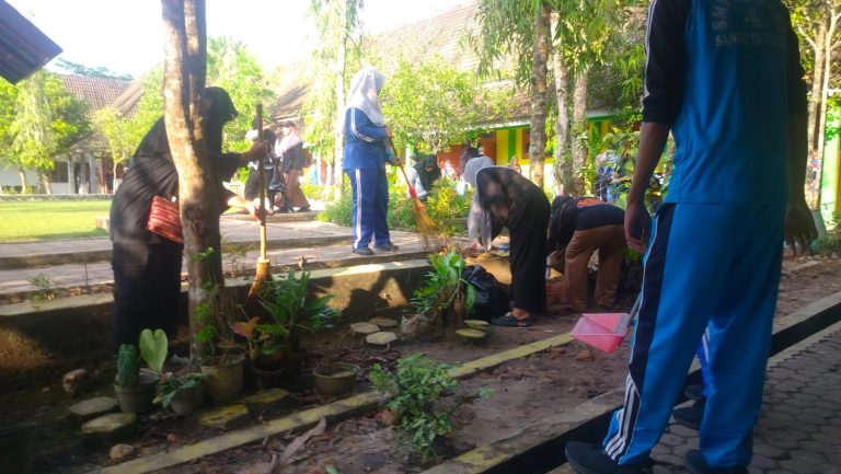 Suasana Jumat Bersih di SMA 1 Sangatta Utara, Jumat (31/7/2026) (dok.GOnews.id)