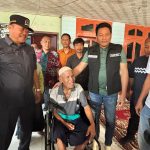 Bupati Sidoarjo H. Subandi didampingi Kadinsos dan anggota DPRD Sidoarjo menyalurkan bantuan kursi roda serta meninjau RTLH di Kecamatan Prambon, Sabtu (1/8/2026). (FT/Wawan)