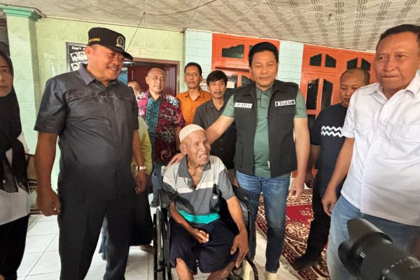 Bupati Sidoarjo H. Subandi didampingi Kadinsos dan anggota DPRD Sidoarjo menyalurkan bantuan kursi roda serta meninjau RTLH di Kecamatan Prambon, Sabtu (1/8/2026). (FT/Wawan)