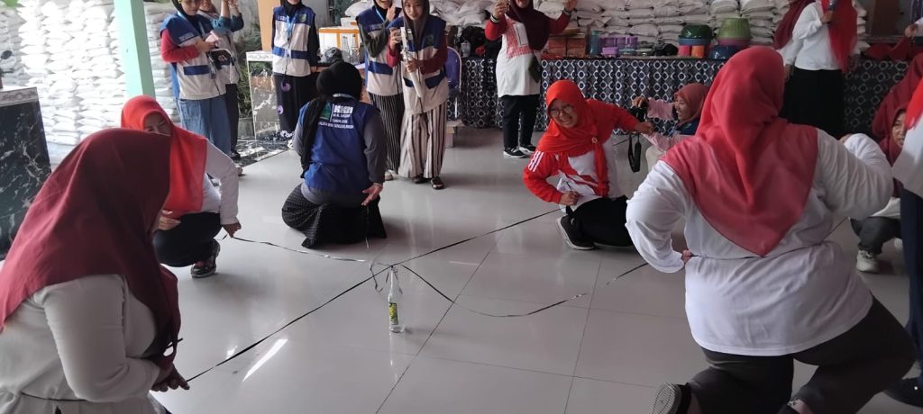 Semarakkan HUT RI ke-81, TP PKK Desa Kalidawir menggelar berbagai lomba lucu dan menghibur, Sabtu (22/8/2026).
