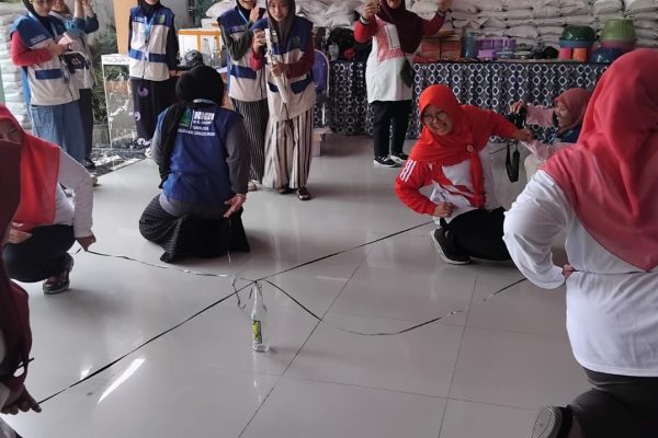 Semarakkan HUT RI ke-81, TP PKK Desa Kalidawir menggelar berbagai lomba lucu dan menghibur, Sabtu (22/8/2026).
