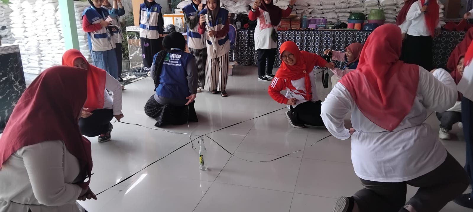 Semarakkan HUT RI ke-81, TP PKK Desa Kalidawir menggelar berbagai lomba lucu dan menghibur, Sabtu (22/8/2026).