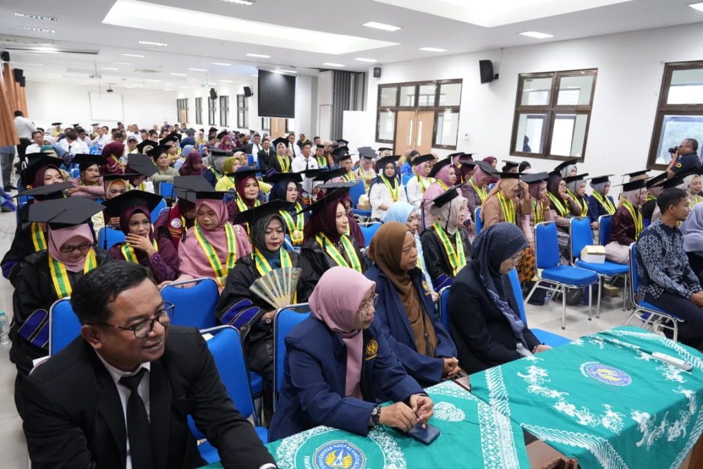 Bupati Kutim Ardiansyah Sulaiman bersama ratusan guru yang berhasil meraih belar S2 Magister Pendidikan Inklusi UNY.Foto: Nasruddin