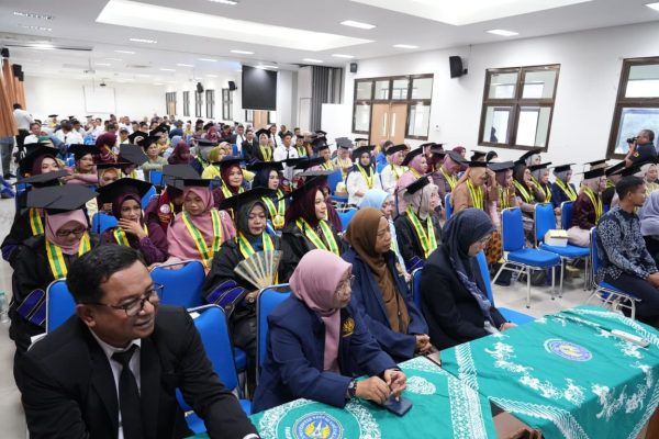 Bupati Kutim Ardiansyah Sulaiman bersama ratusan guru yang berhasil meraih belar S2 Magister Pendidikan Inklusi UNY.Foto: Nasruddin