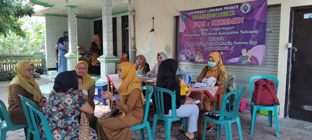 Kepala Puskesmas Sukodono dr. Prufiana meninjau langsung dua balita yang mengalami masalah gizi di Kecamatan Sukodono, Selasa (1/9/2026)