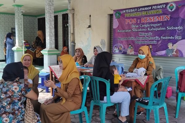 Kepala Puskesmas Sukodono dr. Prufiana meninjau langsung dua balita yang mengalami masalah gizi di Kecamatan Sukodono, Selasa (1/9/2026)
