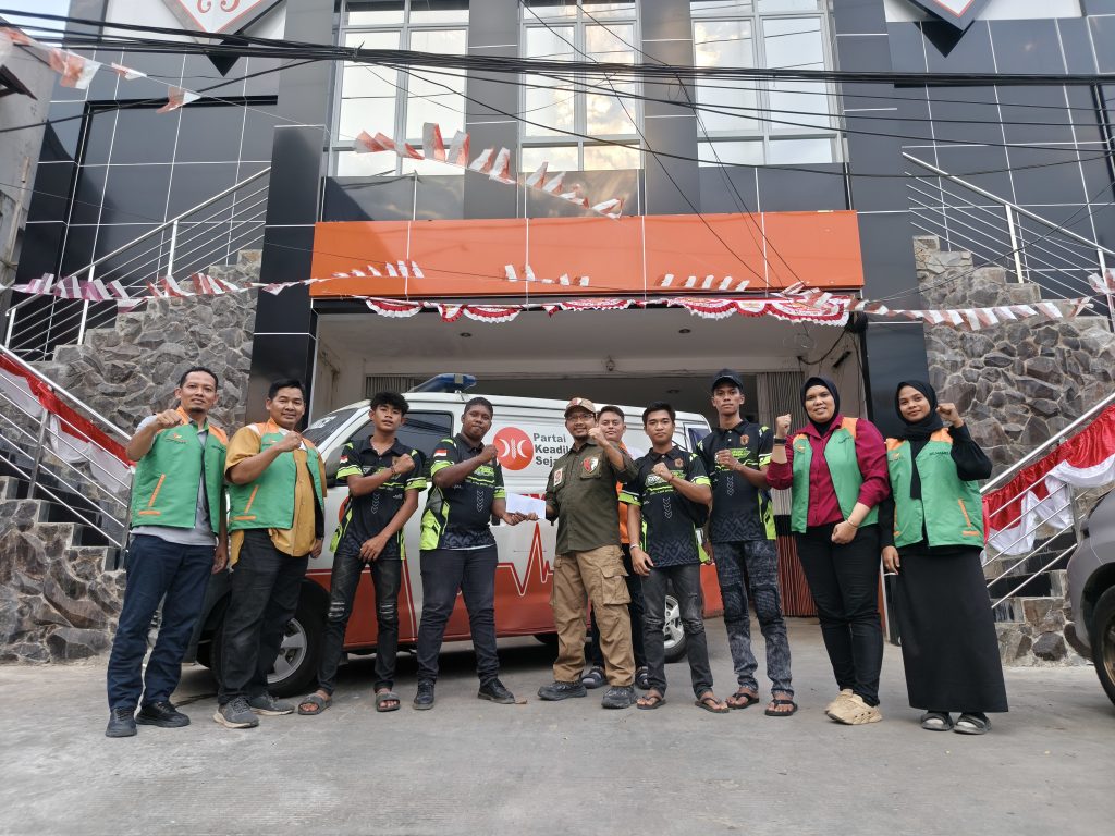 Perwakilan Bidang Kepanduan dan Penanggulangan Bencana DPW PKS Kalimantan Timur, Rumah Aspirasi Firnadi Ikhsan, serta Relawan Mandiri Gerbang Mulawarman Fire Fighter Loa Janan berfoto bersama seusai penyerahan bantuan peralatan pendukung penanganan karhutla di Loa Janan, Kabupaten Kutai Kartanegara, Selasa (8/9/2026).