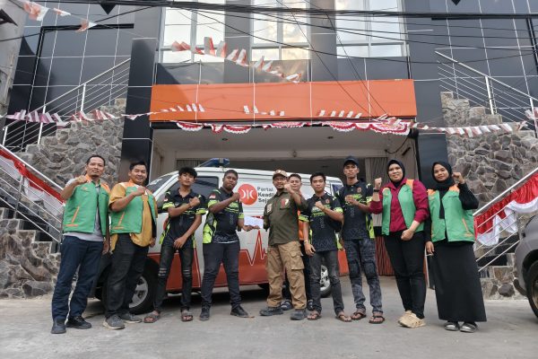 Perwakilan Bidang Kepanduan dan Penanggulangan Bencana DPW PKS Kalimantan Timur, Rumah Aspirasi Firnadi Ikhsan, serta Relawan Mandiri Gerbang Mulawarman Fire Fighter Loa Janan berfoto bersama seusai penyerahan bantuan peralatan pendukung penanganan karhutla di Loa Janan, Kabupaten Kutai Kartanegara, Selasa (8/9/2026).