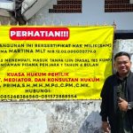 Advokat Jaka Prima berfoto di depan rumah yang menjadi objek sengketa di Kota Mojokerto.
