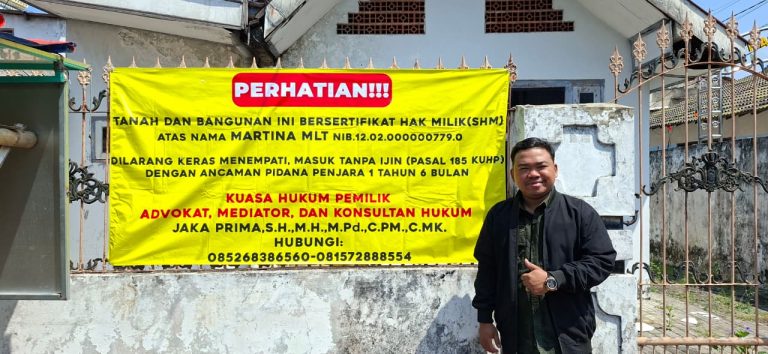Advokat Jaka Prima berfoto di depan rumah yang menjadi objek sengketa di Kota Mojokerto.