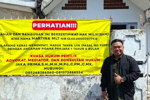 Advokat Jaka Prima berfoto di depan rumah yang menjadi objek sengketa di Kota Mojokerto.