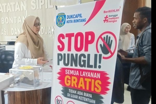 Salah satu layanan di Disdukcapil Bontang