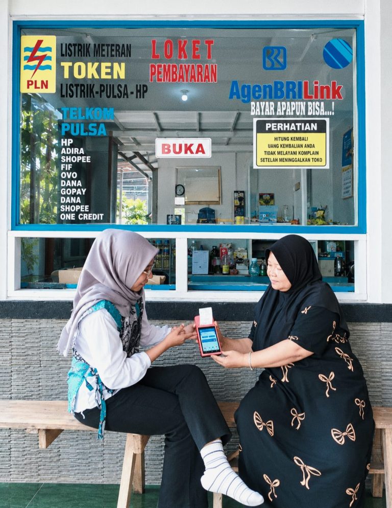 Perluas Akses Keuangan Desa Agen BRILink Toko Samini Sukomoro Nganjuk Andalkan Layanan BRILink dari BRI Cabang Nganjuk