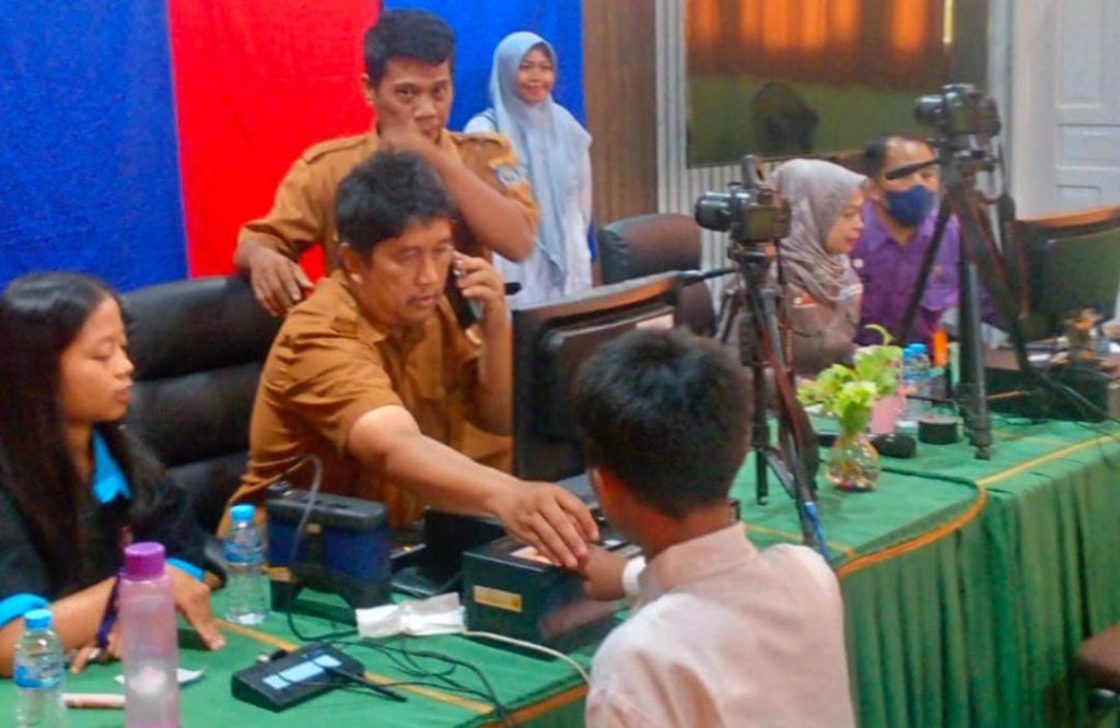 Tim Dukcapil Goes To Scholl bersama Tim Kecamatan melakukan perekaman biometrik KTP-el di MAN Bontang