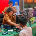 Tim Dukcapil Goes To Scholl bersama Tim Kecamatan melakukan perekaman biometrik KTP-el di MAN Bontang