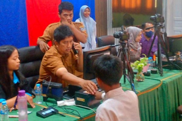 Tim Dukcapil Goes To Scholl bersama Tim Kecamatan melakukan perekaman biometrik KTP-el di MAN Bontang