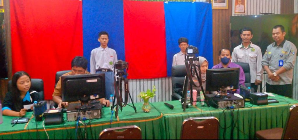 Perekaman KTP-el dilakukan Tim Disdukcapil Kota Bontang dan Tim Kecamatan secara rutin ke sekolah sekolah di Kota Bontang
