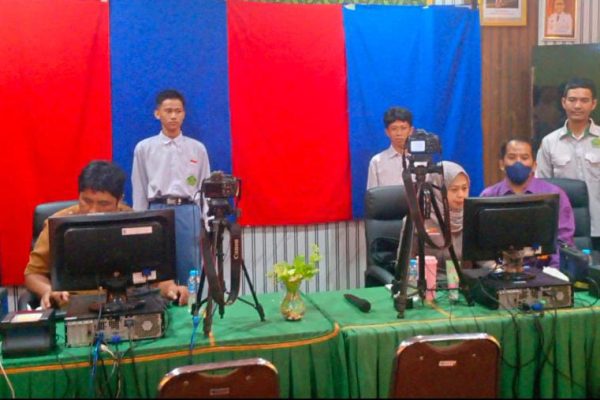 Perekaman KTP-el dilakukan Tim Disdukcapil Kota Bontang dan Tim Kecamatan secara rutin ke sekolah sekolah di Kota Bontang
