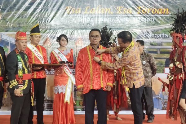 Wakil Bupati Kutai Timur, Mahyunadi, saat menghadiri pelantikan dan pengukuhan pengurus Kerukunan Keluarga Kawanua (KKK) DPD Kutai Timur di GOR Kudungga, Sabtu (5/9/2026).