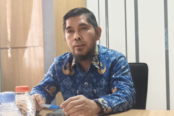 Kepala Dinas Transmigrasi dan Tenaga Kerja (Distransnaker) Kutim Sulisman saat diwawancarai di ruang kerjanya, Kamis (17/9/2026).(dok.Wnesw.co.id)