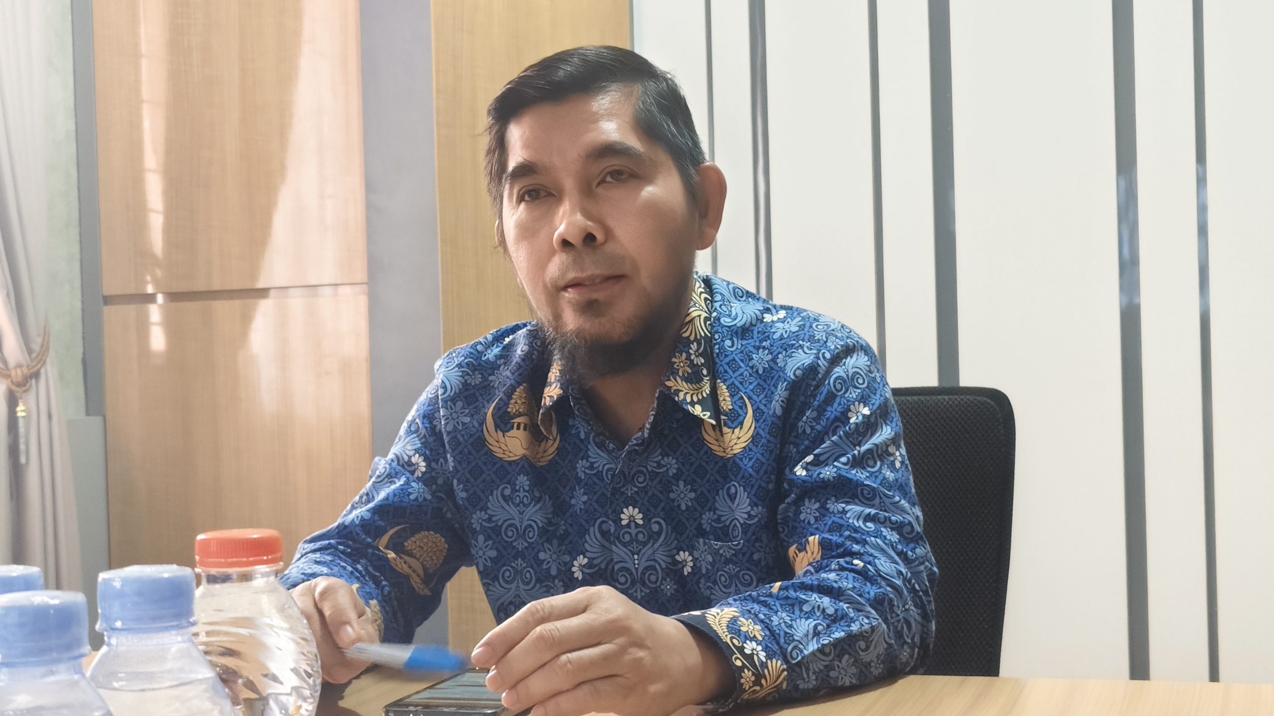 Kepala Dinas Transmigrasi dan Tenaga Kerja (Distransnaker) Kutim Sulisman saat diwawancarai di ruang kerjanya, Kamis (17/9/2026).(dok.Wnesw.co.id)