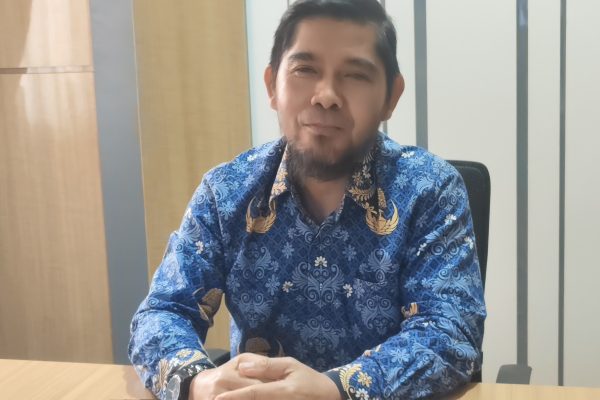 Kepala Dinas Transmigrasi dan Tenaga Kerja (Distransnaker) Kutim Sulisman saat diwawancarai di ruang kerjanya, Kamis (17/9/2026).(dok.Wnesw.co.id)