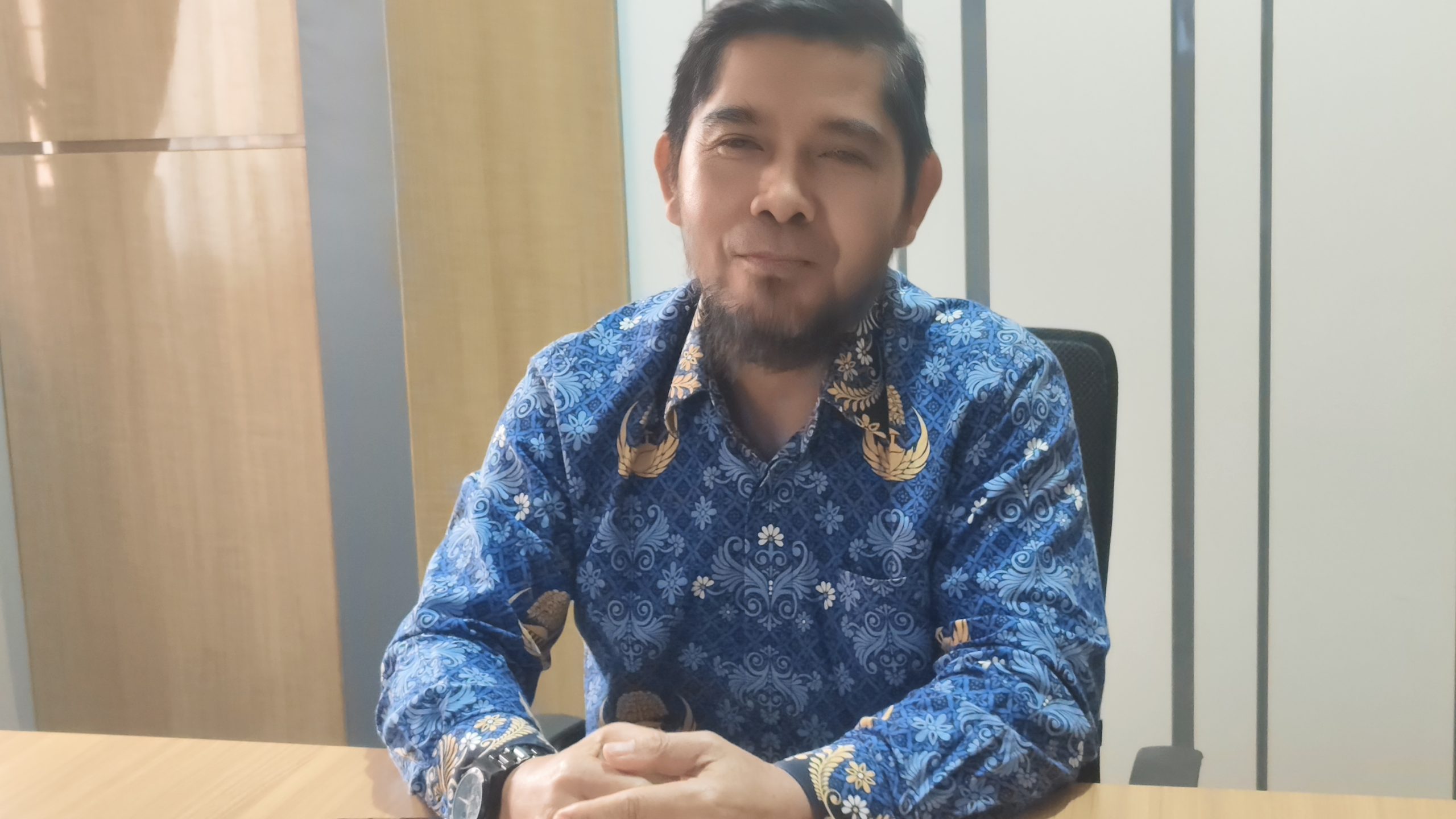 Kepala Dinas Transmigrasi dan Tenaga Kerja (Distransnaker) Kutim Sulisman saat diwawancarai di ruang kerjanya, Kamis (17/9/2026).(dok.Wnesw.co.id)