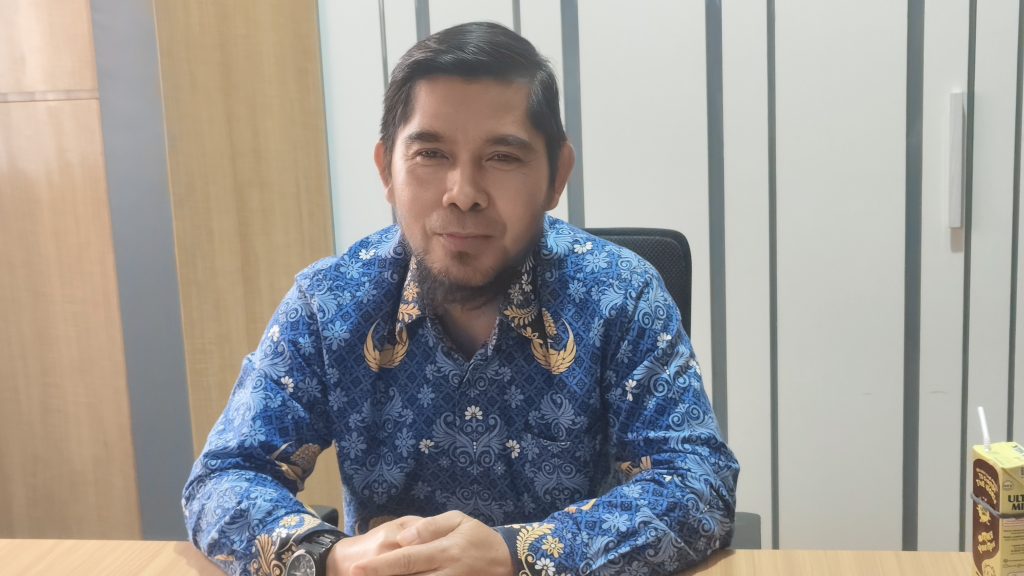 Kepala Dinas Transmigrasi dan Tenaga Kerja (Distransnaker) Kutim Sulisman saat diwawancarai di ruang kerjanya, Kamis (17/9/2026).(dok.Wnesw.co.id)