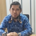 Kepala Dinas Transmigrasi dan Tenaga Kerja (Distransnaker) Kutim Sulisman saat diwawancarai di ruang kerjanya, Kamis (17/9/2026).(dok.Wnesw.co.id)