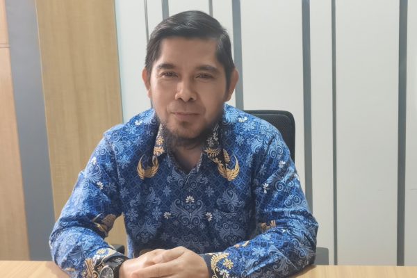 Kepala Dinas Transmigrasi dan Tenaga Kerja (Distransnaker) Kutim Sulisman saat diwawancarai di ruang kerjanya, Kamis (17/9/2026).(dok.Wnesw.co.id)
