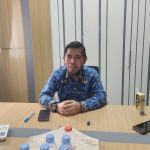 Kepala Dinas Transmigrasi dan Tenaga Kerja (Distransnaker) Kutim Sulisman saat diwawancarai di ruang kerjanya, Kamis (17/9/2026).(dok.Wnesw.co.id)