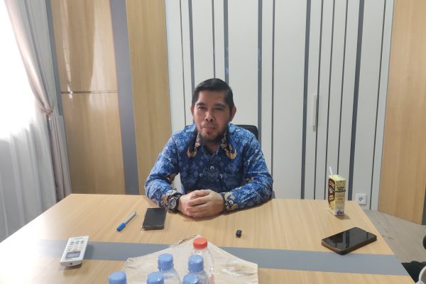 Kepala Dinas Transmigrasi dan Tenaga Kerja (Distransnaker) Kutim Sulisman saat diwawancarai di ruang kerjanya, Kamis (17/9/2026).(dok.Wnesw.co.id)