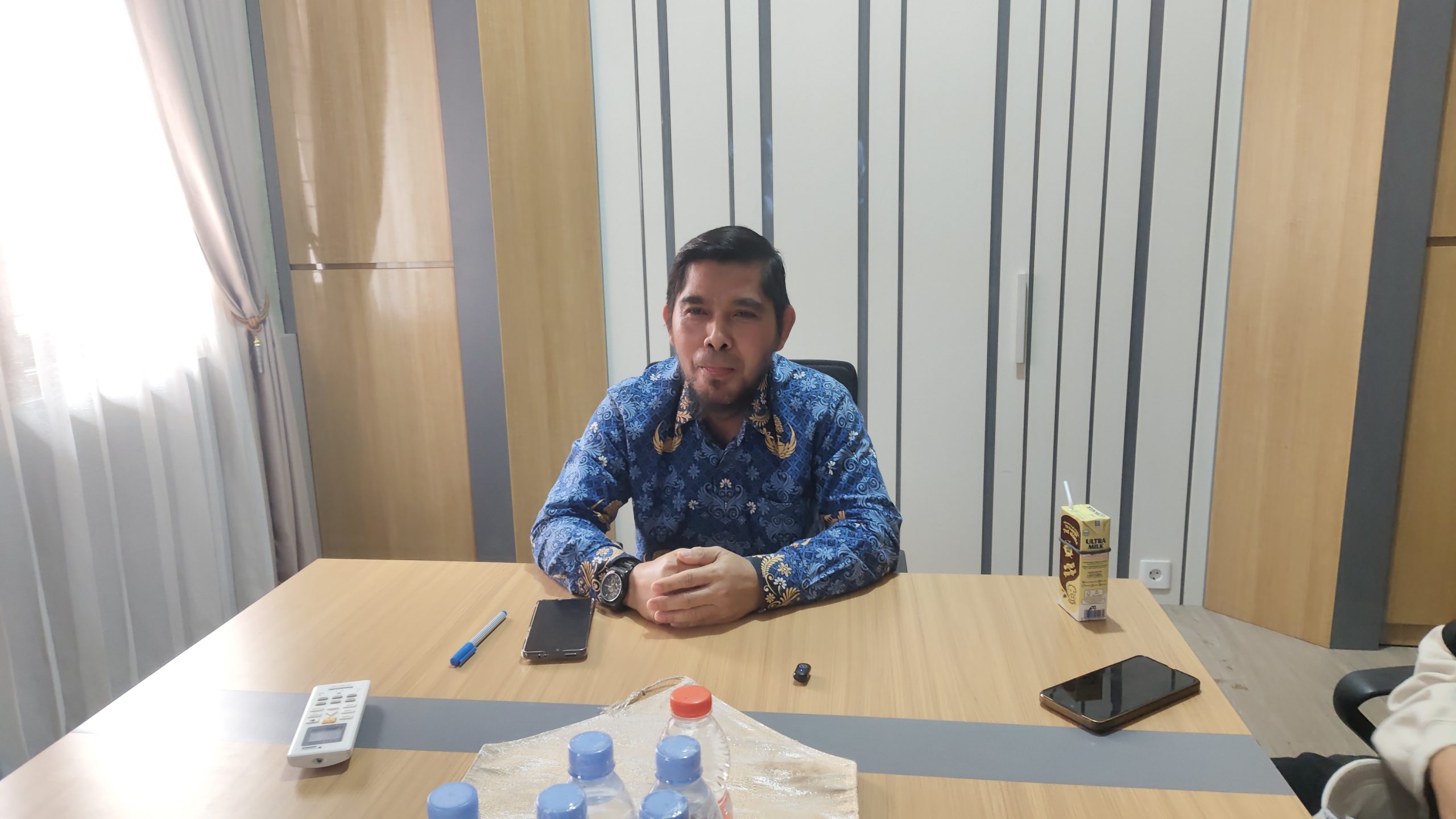 Kepala Dinas Transmigrasi dan Tenaga Kerja (Distransnaker) Kutim Sulisman saat diwawancarai di ruang kerjanya, Kamis (17/9/2026).(dok.Wnesw.co.id)