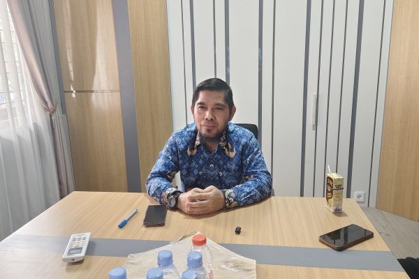 Kepala Dinas Transmigrasi dan Tenaga Kerja (Distransnaker) Kutim Sulisman saat diwawancarai di ruang kerjanya, Kamis (17/9/2026).(dok.Wnesw.co.id)