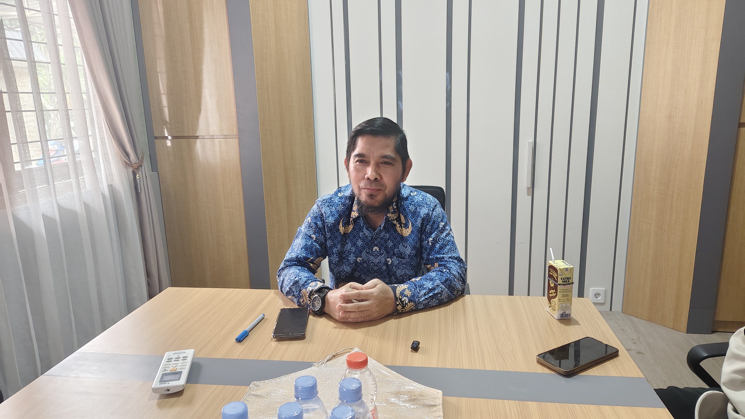 Kepala Dinas Transmigrasi dan Tenaga Kerja (Distransnaker) Kutim Sulisman saat diwawancarai di ruang kerjanya, Kamis (17/9/2026).(dok.Wnesw.co.id)