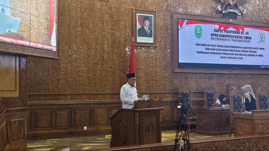 Asisten Administrasi Umum Setkab Kutim Idham Cholid saat menyampaikan Nota Pengantar Rancangan Perubahan APBD 2026 dalam rapat paripurna DPRD Kutim, Rabu (30/9/2026).