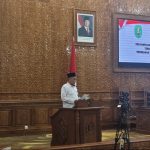 Asisten Administrasi Umum Setkab Kutim Idham Cholid saat menyampaikan Nota Pengantar Rancangan Perubahan APBD 2026 dalam rapat paripurna DPRD Kutim, Rabu (30/9/2026).
