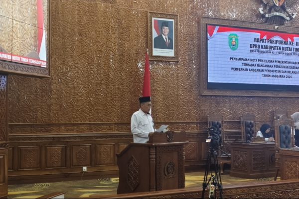 Asisten Administrasi Umum Setkab Kutim Idham Cholid saat menyampaikan Nota Pengantar Rancangan Perubahan APBD 2026 dalam rapat paripurna DPRD Kutim, Rabu (30/9/2026).