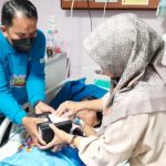 Tim Dukcapil Peduli melakukan Layanan jemput bola perekaman biometrik KTP elektronik kepada warga yang sedang sakit belum memiliki identitas kependudukan untuk membuat BPJS kesehatan