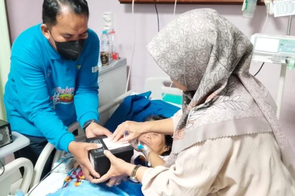 Tim Dukcapil Peduli melakukan Layanan jemput bola perekaman biometrik KTP elektronik kepada warga yang sedang sakit belum memiliki identitas kependudukan untuk membuat BPJS kesehatan