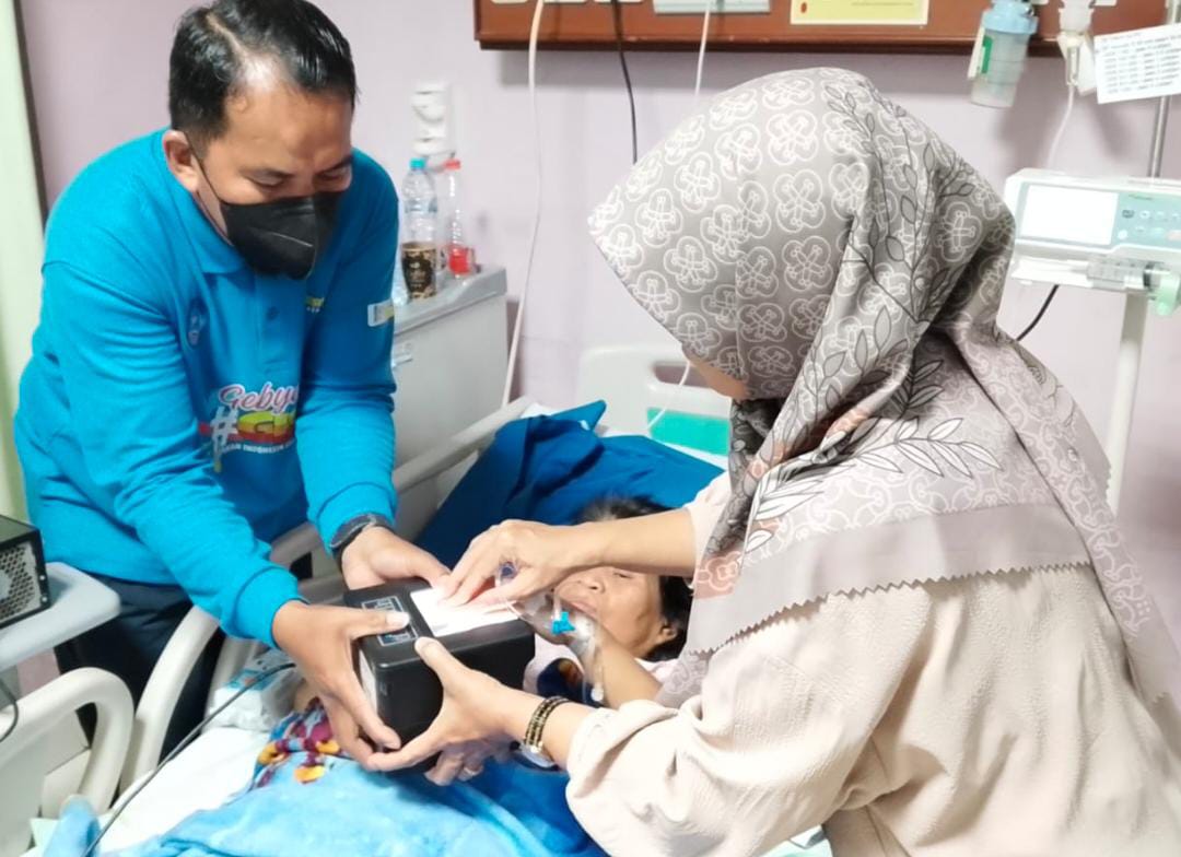 Tim Dukcapil Peduli melakukan Layanan jemput bola perekaman biometrik KTP elektronik kepada warga yang sedang sakit belum memiliki identitas kependudukan untuk membuat BPJS kesehatan