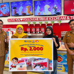 Perwakilan Disdukcapil Bontang bersama mitra usaha menunjukkan promo Kartu Identitas Anak (KIA) di Mixue Bontang. Kolaborasi melalui program Saskia Hebat memberikan potongan harga bagi anak pemegang KIA sekaligus mendukung pelaku usaha lokal.